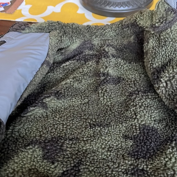 Toddler boys Gap jacket in a 2t - Picture 2 of 5